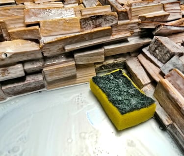 Foto vor der Reinigung der vollständig mit noch flüssigem Leim benetzten Spiegelflächen