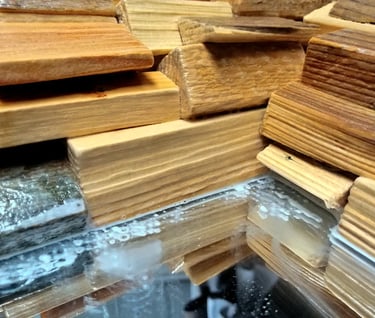 Foto von noch zu reinigenden Leimspuren am Spiegel während gleichzeitiger Trocknung des Leims auf den Holzscheiten im Rahmen