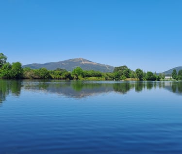 Chico remando en el río ulla sobre una tabla de paddle surf