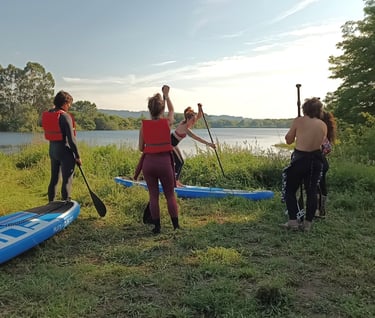 Instructora de paddle surf explicando mientras el grupo de 4 escucha