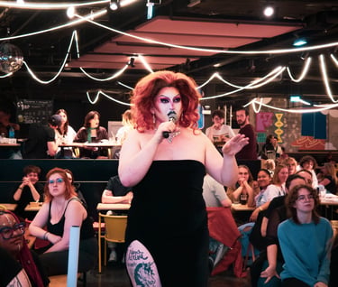 Enbystial à Grand Scène lors de l'animation d'une viewing party de Drag Race France Saison 3