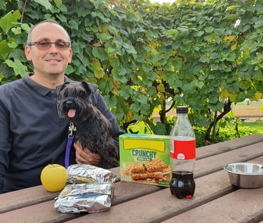 femelle schnauzer et son maitre dans un moment de complicité