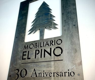 Logotipo con corte láser Mobiliario El Pino