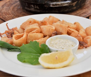 calamares a la romana con limón y salsa