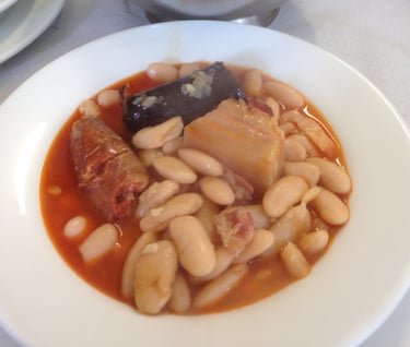 fabada asturiana en plato