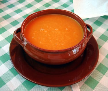 gazpacho andaluz en cazuela de barro