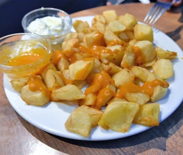 patatas bravas con salsa de tomate y mayonesa