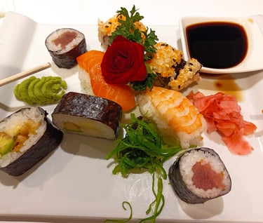 bandeja con variedad de sushi