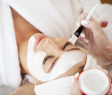 mujer en tratamiento de belleza facial