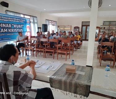 Narasumber bersama tokoh warga Paroki Tri Tunggal Maha Kudus Tuka