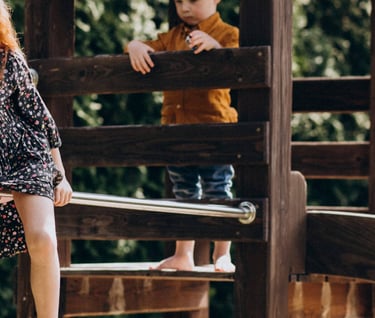 enfant jouant sur une cabane en bois
