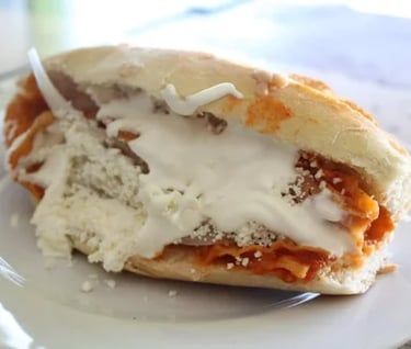 Lonche De Chilaquiles Rojos 