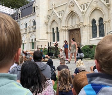 Photo de Magali STrassel, art-thérapeute, montrant des spectateurs devantun spectacle de théâtre