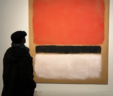 Photo de Magali Strassel, art-thérapeute montrant un homme regardant une peinture de Rothko