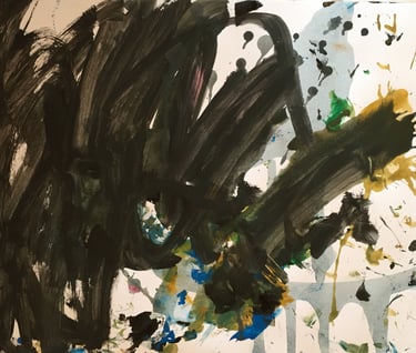 Photo de Magali Strassel, art-thérapeute, présentation d’une peinture gestuelle noire faite sur le t