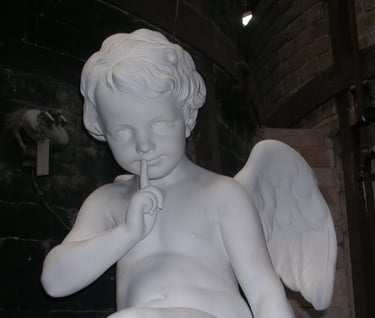 Photo de Magali Strassel représentant une statue d'un ange blanc qui dit "chut"