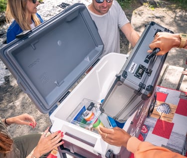 un groupe de personne en train de jouer au tout nouvel escape game apéro : l'Escapero :!