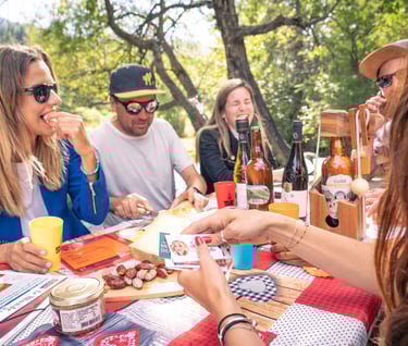 un groupe de personne en train de jouer au tout nouvel escape game apéro : l'Escapero :!