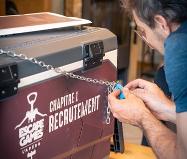 une personne en train de décoder un cadenas de la galcière Escapero