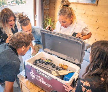 un groupe de personne qui ouvre la glacière escapero afin de sauver l'apéro qui se trouve dedans