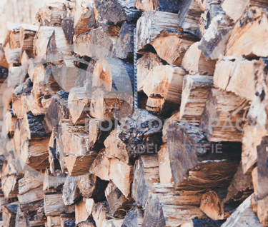 un tas de bûches empilées les unes sur les autres