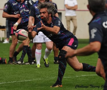 Nuestro fundador Juan manuel torralbo, que hace una pase jugando al rugby
