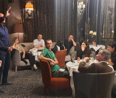 Groupe d’entreprise en atelier de coaching sur le leadership pendant un séminaire