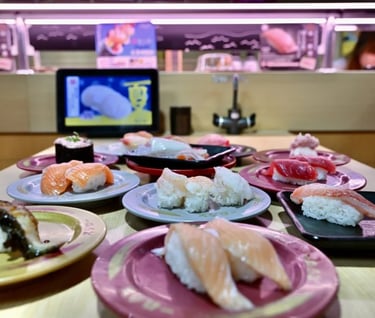 香港周四起禁止日本10个都县水产品进口,以确保食物安全和市民健康。图为日本一连锁寿司店在香港门店售卖的寿司及鱼生。(图取自中新社)