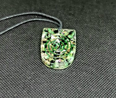 pendentif d'orgonite, générateur d'énergie positive