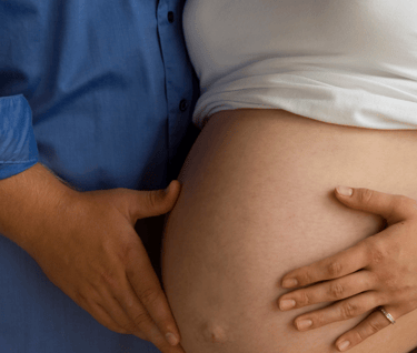 Père se sentant impliqué dans la grossesse de sa femme suivie par une sage-femme libérale