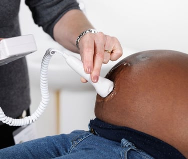 sage femme libérale à paris écoutant le rythme cardiaque d'un bébé