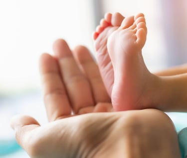 main d'une sage femme libérale à paris et pieds d'un nouveau né