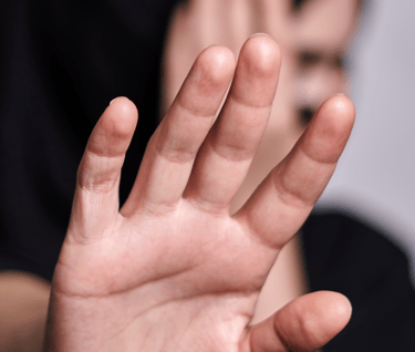 Main d'une femme victime écoutée par sa sage-femme libérale à Paris 