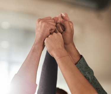 Mains groupées de femmes qui se soutiennent solidarité féminine chez la sage-femme libérale