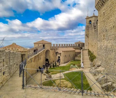 Mura del castello San Marino, Repubblica Sanmarinese, piccolo Stato, Eventi, Entroterra Romagnolo