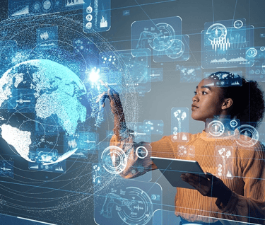 Jovem lĂder utilizando ferramentas digitais para liderar equipes com inovação e clareza