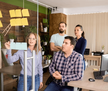 Sprint de liderança ágil com quadro de tarefas em equipe