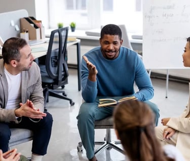 Jovens líderes diversos colaborando em equipe com empatia e inclusão