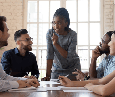 ovem lĂder aplicando soft skills em reuniĂŁo com equipe