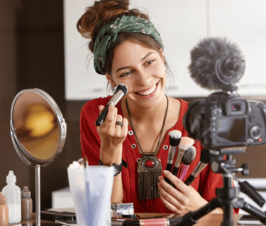 Jovem empreendedor digital brasileiro trabalhando em casa, exemplo de negócio online