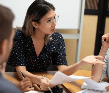 jovem líder escutando atentamente sua equipe em ambiente corporativo