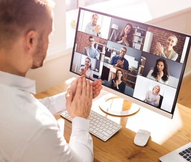 Jovem liderando equipe digital em videoconferĂȘncia com foco em liderança digital