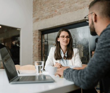 Jovem líder recebendo feedback construtivo no ambiente de trabalho