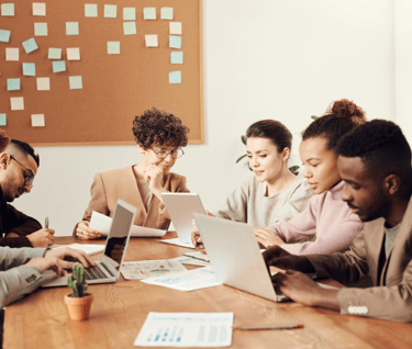 Jovens lĂderes desenvolvendo soft skills em reuniĂŁo colaborativa