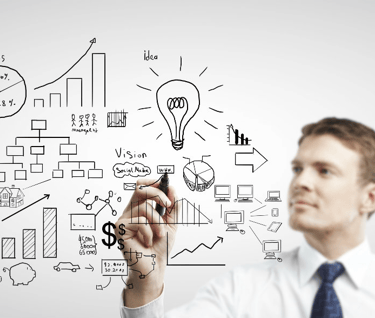 líder analisando dados em dashboard para tomada de decisão estratégica