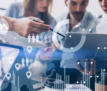 Jovem lĂder digital orientando equipe em ambiente colaborativo moderno