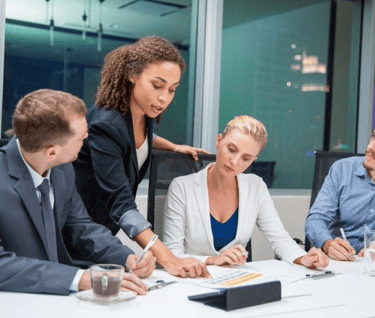 Liderança Situacional em ambiente de trabalho corporativo.