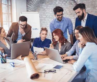 liderança em startups, equipe jovem em reunião colaborativa