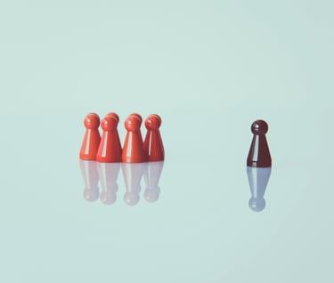 Spelpopjes van Mens Erger Je Niet, één zwart poppetje apart, symboliseert kwetsbaarheid en effecten.