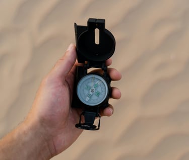 Hand met kompas dat richting wijst, symbool voor samen koers bepalen en regie voeren.